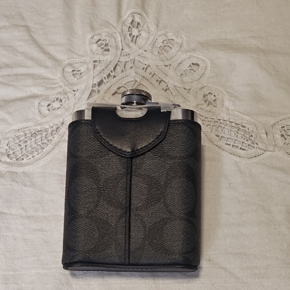 📸 Coach Black & Gray Leather Flask GREAT GIFT! - Picture 2 of 4